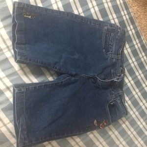This is my mom's jeans from her early days and it is in very decent condition.